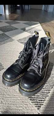 Dr. Martens Molly Platform Black Smooth Leather Boots with Ribbon Laces, size 8